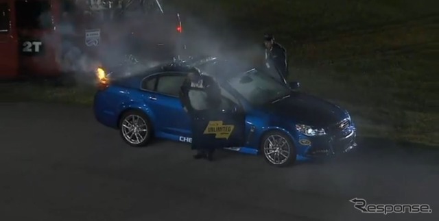 米 NASCAR 開幕戦で車両火災を起こしたシボレーSSのペースカー
