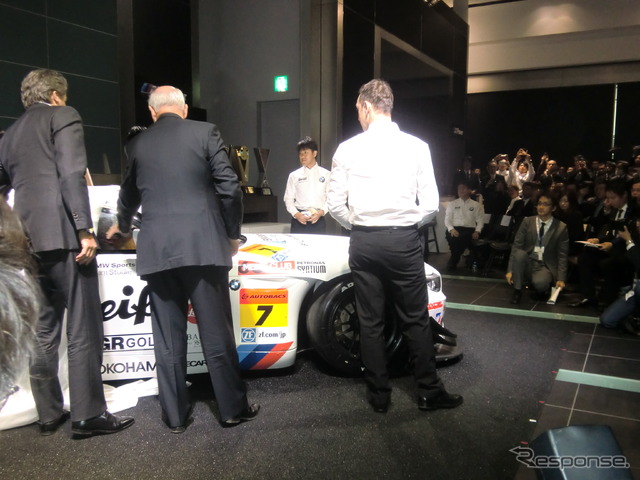 マシンカラーリングが公開された瞬間。