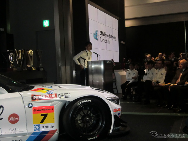 登壇し、チーム結成の経緯を語る鈴木康昭監督。