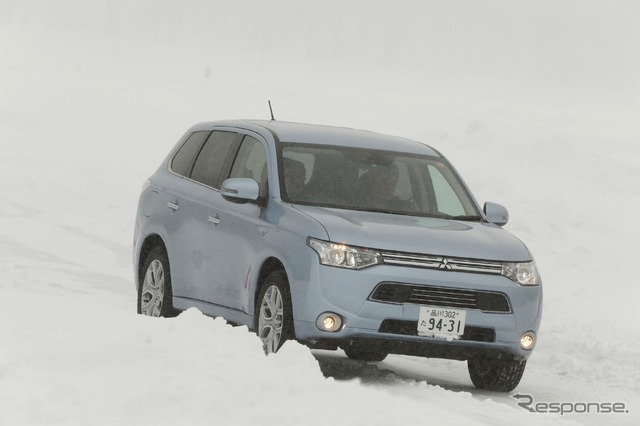 三菱・アウトランダーPHEV 氷上試乗