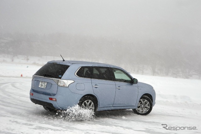 三菱・アウトランダーPHEV 氷上試乗