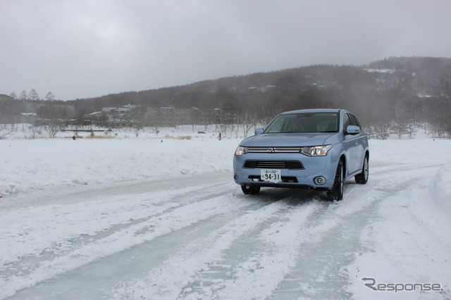 三菱・アウトランダーPHEV 氷上試乗