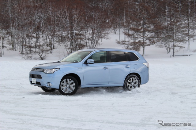 三菱・アウトランダーPHEV 氷上試乗