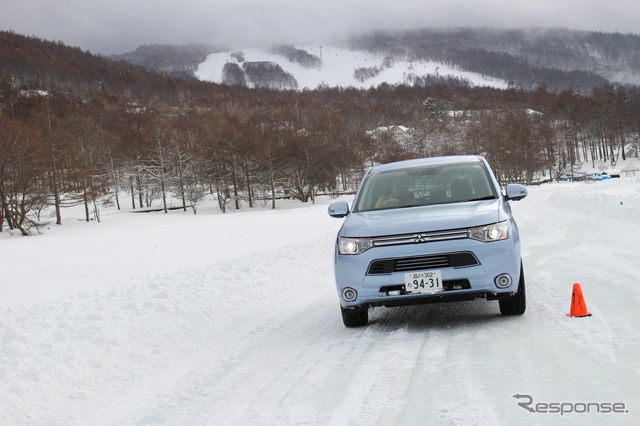 三菱・アウトランダーPHEV 氷上試乗