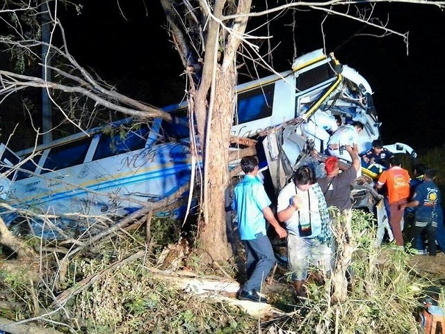 タイ東北で長距離バス事故、運転手死亡