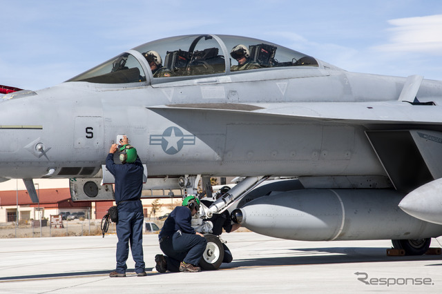 IRSTセンサーを搭載したF/A-18スーパーホーネット
