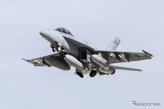 IRSTセンサーを搭載したF/A-18スーパーホーネット