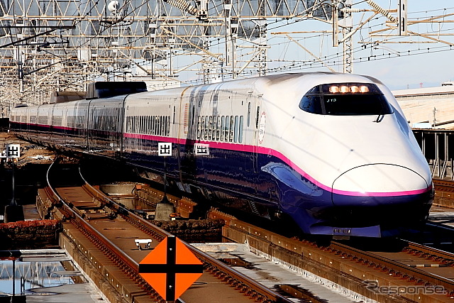 大宮駅に入線するJR東日本のE2系新幹線車両。医師支援用具は同社が保有する新幹線と特急列車の全ての編成に搭載される。