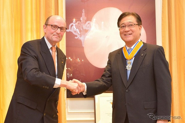 ラーディンク・ファン・フォレンホーヴェン　駐日オランダ大使 (左)と三菱自動車　益子修社長 (右)