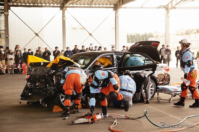 フルラップ衝突試験に用いたトヨタ『クラウン ハイブリッド』を使用し、ハイブリッド車からの負傷者救出デモンストレーションも実施された。