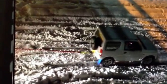 雪でスタックした車両を救出するスズキジムニー