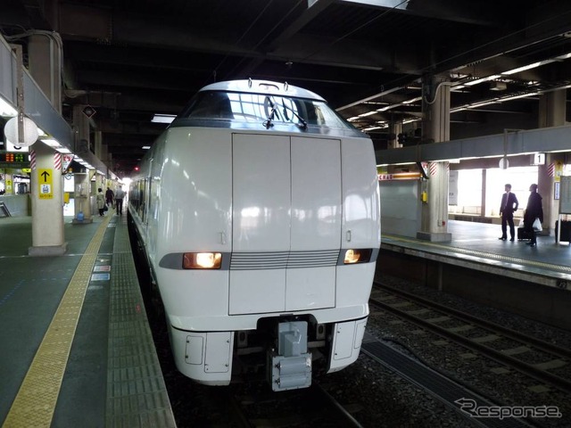 金沢駅で発車を待つ特急『しらさぎ』。9月から一部の列車で車内販売の営業を終了する。