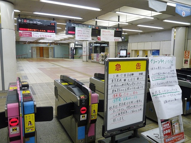 東急東横線元住吉駅で発生した列車衝突事故を踏まえ、同社は降雪時の運行対応を発表。写真は事故で不通となった際の東急東横線日吉駅改札口(2月15日18時)。この時点で同駅を含む東横線渋谷~菊名間の運転見合わせが続いており、列車の発車案内表示器にも運転見合わせを案内する紙が貼られていた。