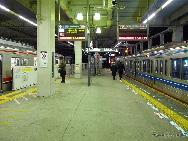 東急東横線元住吉駅で発生した列車衝突事故を踏まえ、同社は降雪時の運行対応を発表。写真は事故発生後の東急武蔵小杉駅3・4番線ホーム(2月15日19時)。ちょうどこの頃に渋谷~武蔵小杉間の運転が再開され、東横線の4番線から回送列車(左)が渋谷方面に向け出発した。