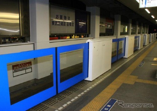 東武鉄道は野田線船橋駅で3月22日から、同社初となる可動式ホーム柵の使用開始を発表した。写真は同駅に設置されたホーム柵