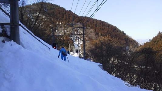 雪で埋まった西武秩父線の線路。一部の区間では積雪が4mを超えた。