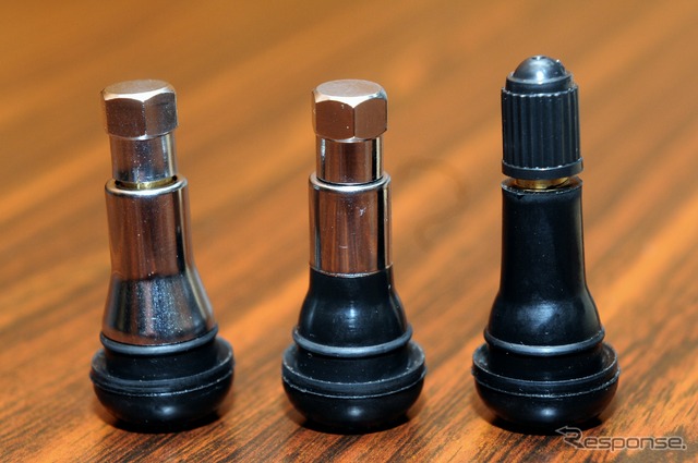 クロムメッキのチューブレスバルブ用スリーブ(左がロング、中央がショート)