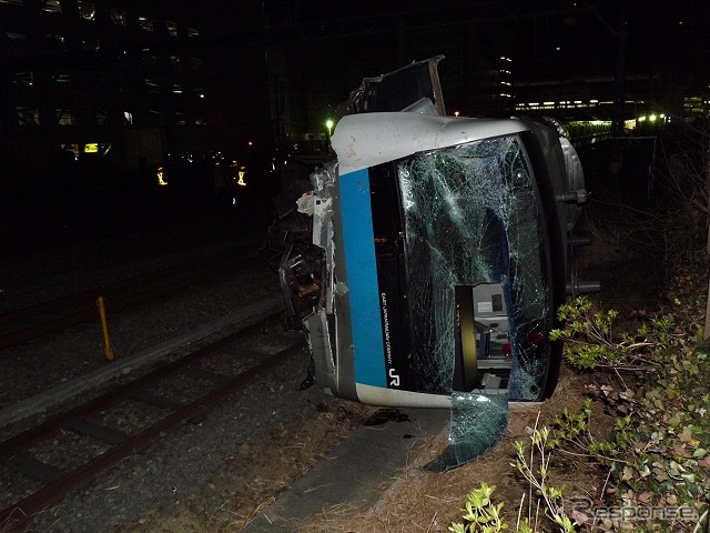 川崎駅の東京方で脱線した京浜東北線E233系10両編成の回送電車（177編成）。東京方先頭10号車（クハE233-1077）が横転し、2両目の9号車（サハE233-1277）も大きく傾いた。クハE233-1077の窓ガラスが乗務員救出のため長方形に切り取られている。