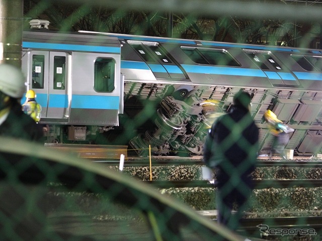 東側から線路を望む。横転した9号車（右・サハE233-1277）の台車が見える。