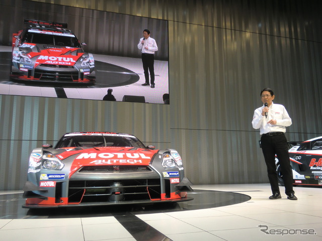 新型のGT500仕様GT-Rを前にして話す、NISMOの宮谷正一社長。