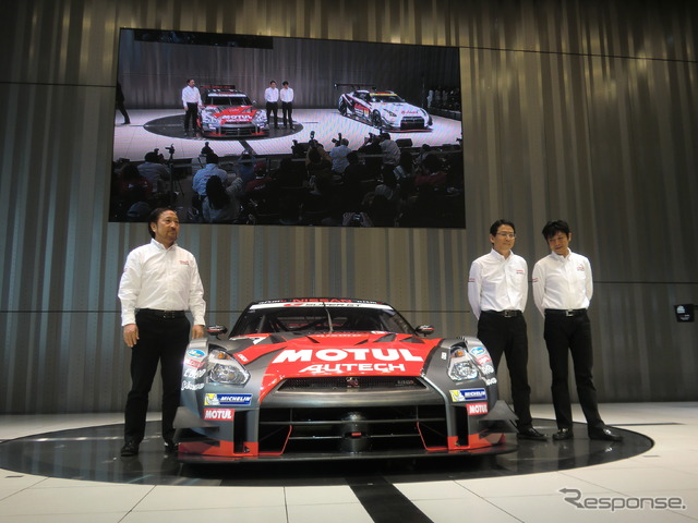 NISMOチームの「NISSAN GT-R NISMO GT500」と、NISMOの首脳たち。