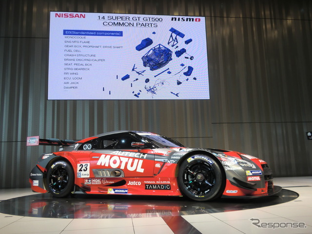 「MOTUL AUTECH GT-R」の2014年カラー(サイドビュー)。