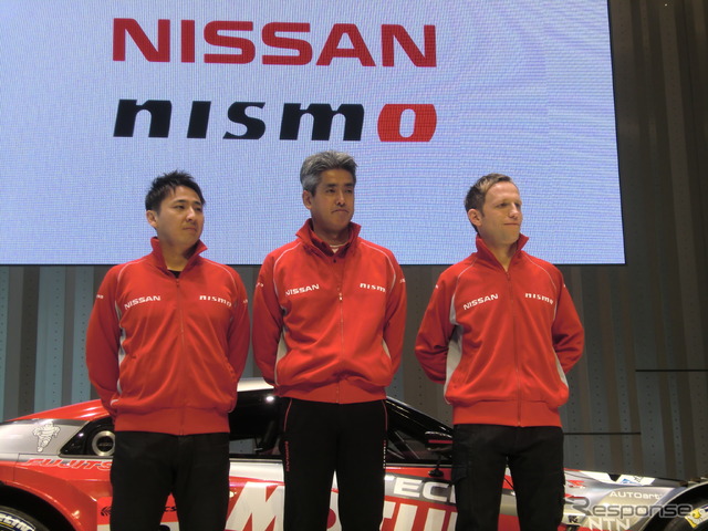NISMOのGT500チーム。中央はマシン開発も手掛ける鈴木豊監督、ドライバーは松田次生(左)とR.クインタレッリ(右)。