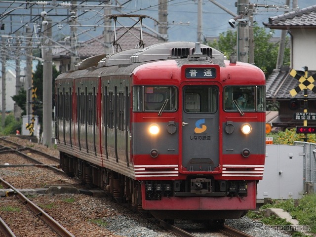 しなの鉄道線を走る115系の普通列車。