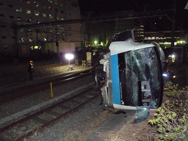 作業用車両と接触して先頭10号車が横転した京浜東北線のE233系177編成。