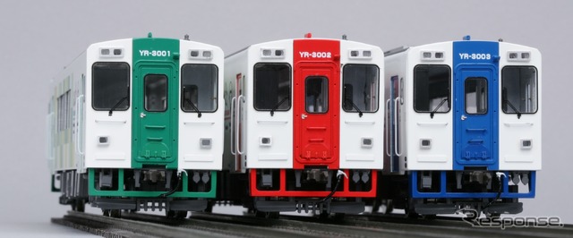 由利高原鉄道が導入を進めているYR-3000形の模型。青を基調にデザインしたYR-3003(右)は3月から運行を開始する。