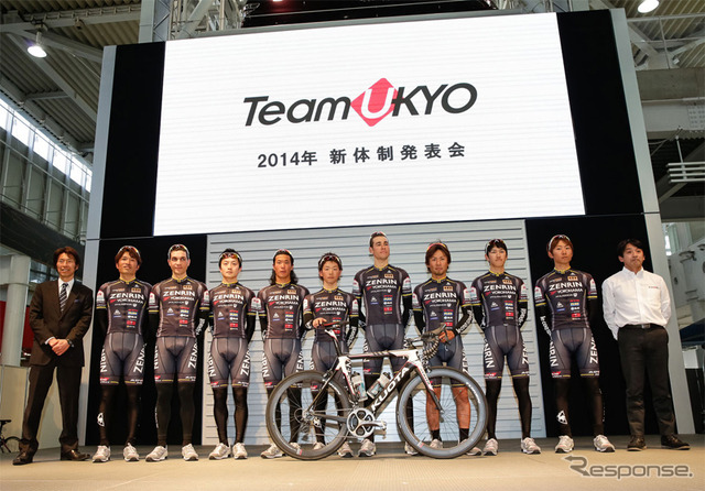 Team UKYO体制発表会で登壇した片山右京氏（右端）とチームメンバー