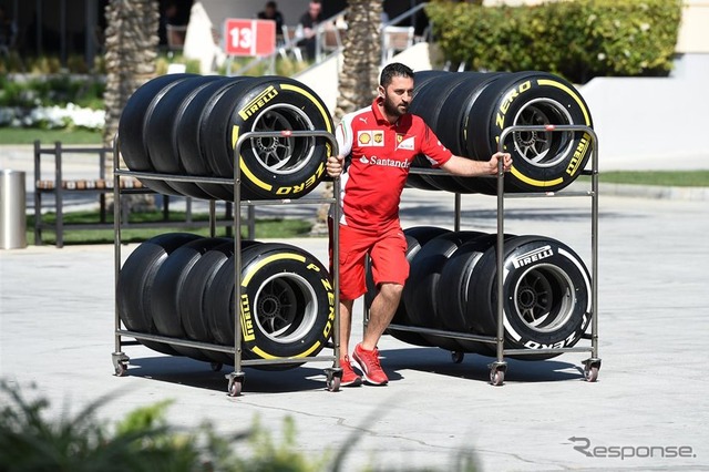 ピレリタイヤを運ぶフェラーリのメカニック