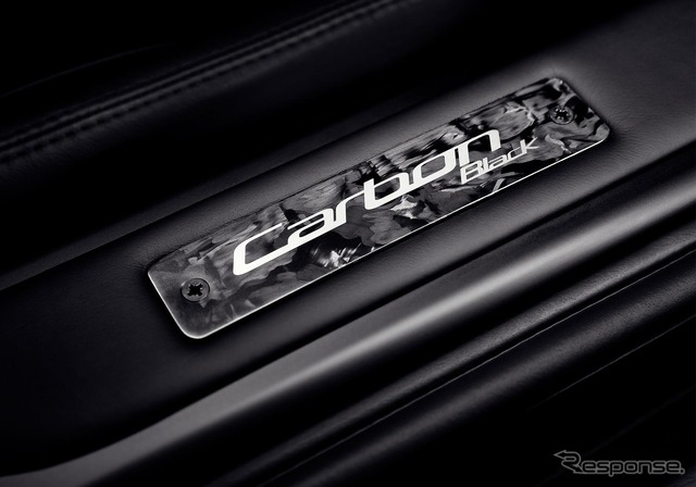 アストンマーチン DB9 のカーボンホワイトとカーボンブラック