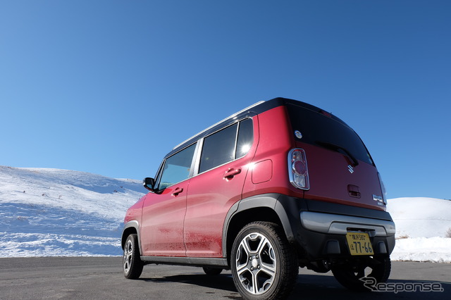 車山の雪原を背景にリアビューを撮影