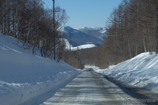 この程度の圧雪路は楽勝。轍が深いところも最低地上高がそこそこ高いため、安心して通過できる。