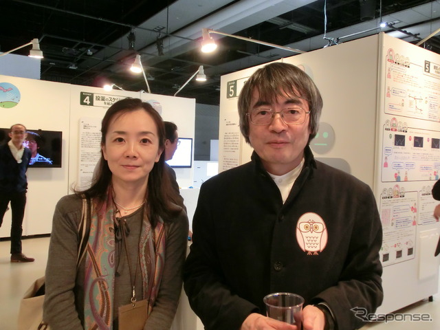 右はFIRST(最先端研究開発支援プロジェクト)合原一幸氏 左は内覧会来場者。