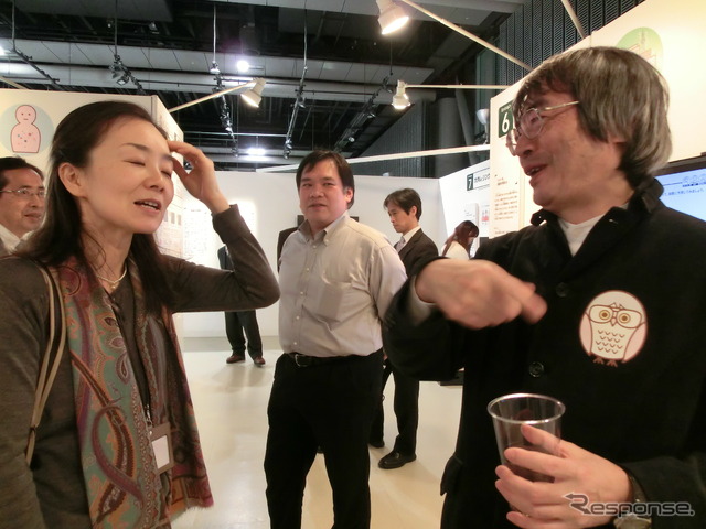 左はFIRST(最先端研究開発支援プロジェクト)合原一幸氏 右は内覧会来場者。