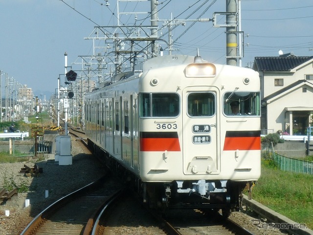 山陽電鉄網干線の網干行き普通列車。3月21日からはSuicaやPASMOなどでも利用できるようになる予定。