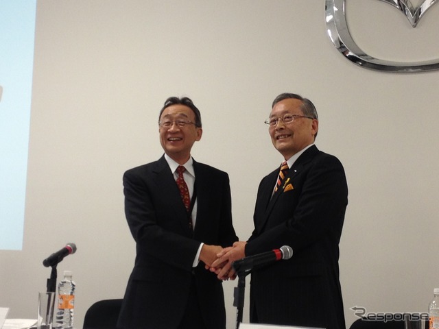 記者会見で握手する山内孝マツダ会長（右）と中村邦晴住友商事社長（左）