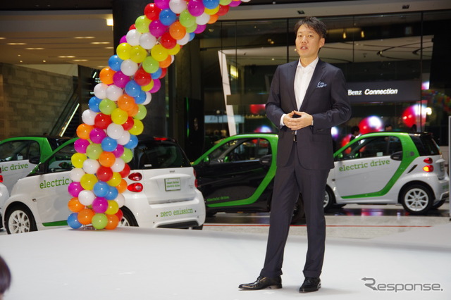 メルセデス・ベンツ日本の上野社長が駆けつける力の入れよう。大阪の地でスマートを売り込みたい意気込みが感じられる。