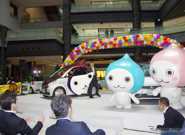 ぴちょんくんとおユぴちょんのエスコートで登場したコラボカー「スマーピィ」。運転席から降りてきたのはダイキン空調営業本部長の坪内氏。手前の後ろ姿はメルセデス・ベンツ日本の上野社長