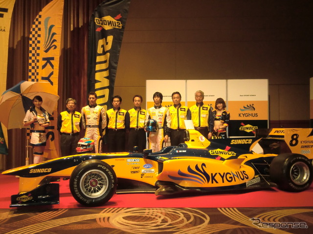 Team KYGNUS SUNOCO参戦記者会見の集合撮影。