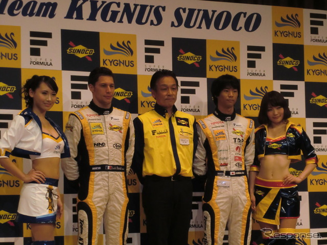 土沼監督(中央)とデュバル(監督の左)、平川(監督の右)の両選手。
