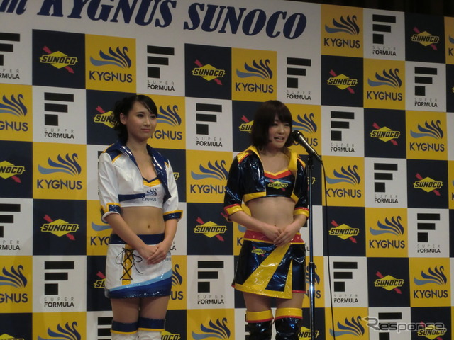 KYGNUSサーキットレディーとSUNOCOイメージガール。