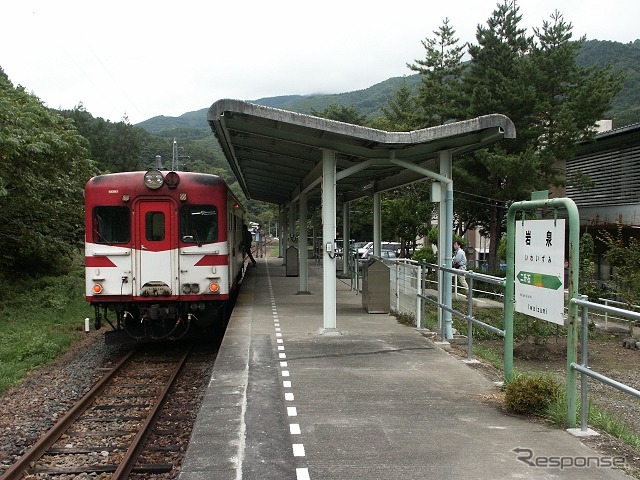 岩泉線の終点・岩泉駅で発車を待つ普通列車（2006年9月）。当初は11月9日の廃止が予定されていたが、このほど廃止日を4月1日に繰り上げることがほぼ決まった。