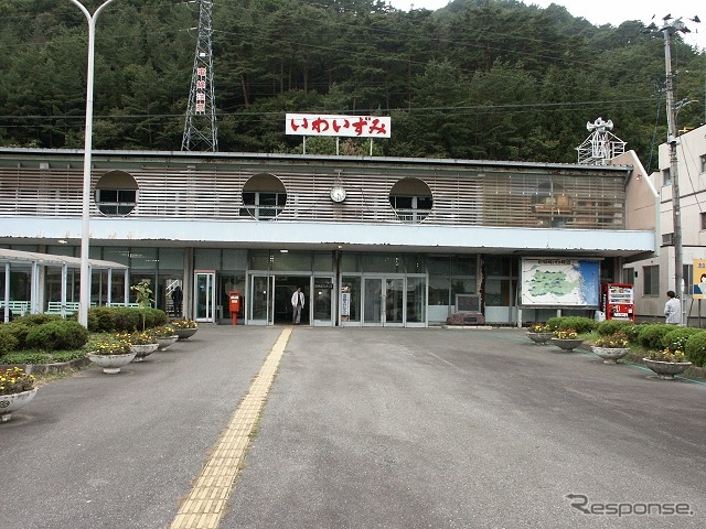 土砂災害で運休が続く岩泉線の終点・岩泉駅（2006年9月）。当初は11月9日の廃止が予定されていたが、このほど廃止日を4月1日に繰り上げることがほぼ決まった。