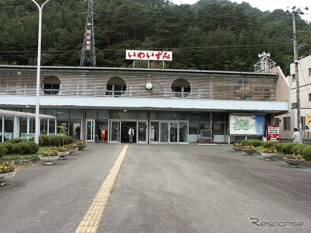 土砂災害で運休が続く岩泉線の終点・岩泉駅(2006年9月)。当初は11月9日の廃止が予定されていたが、このほど廃止日を4月1日に繰り上げることがほぼ決まった。