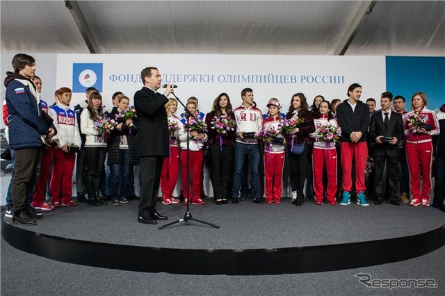 ソチ冬季五輪のロシアのメダリストにメルセデスベンツの贈呈式