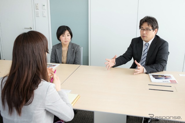 日本商品企画部の安居理進リージョナルプロジェクトマネージャー(右)と越水朝子氏(左)