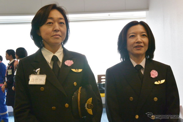 JALエクスプレス 藤明里機長(右)、田村明子副操縦士(左)